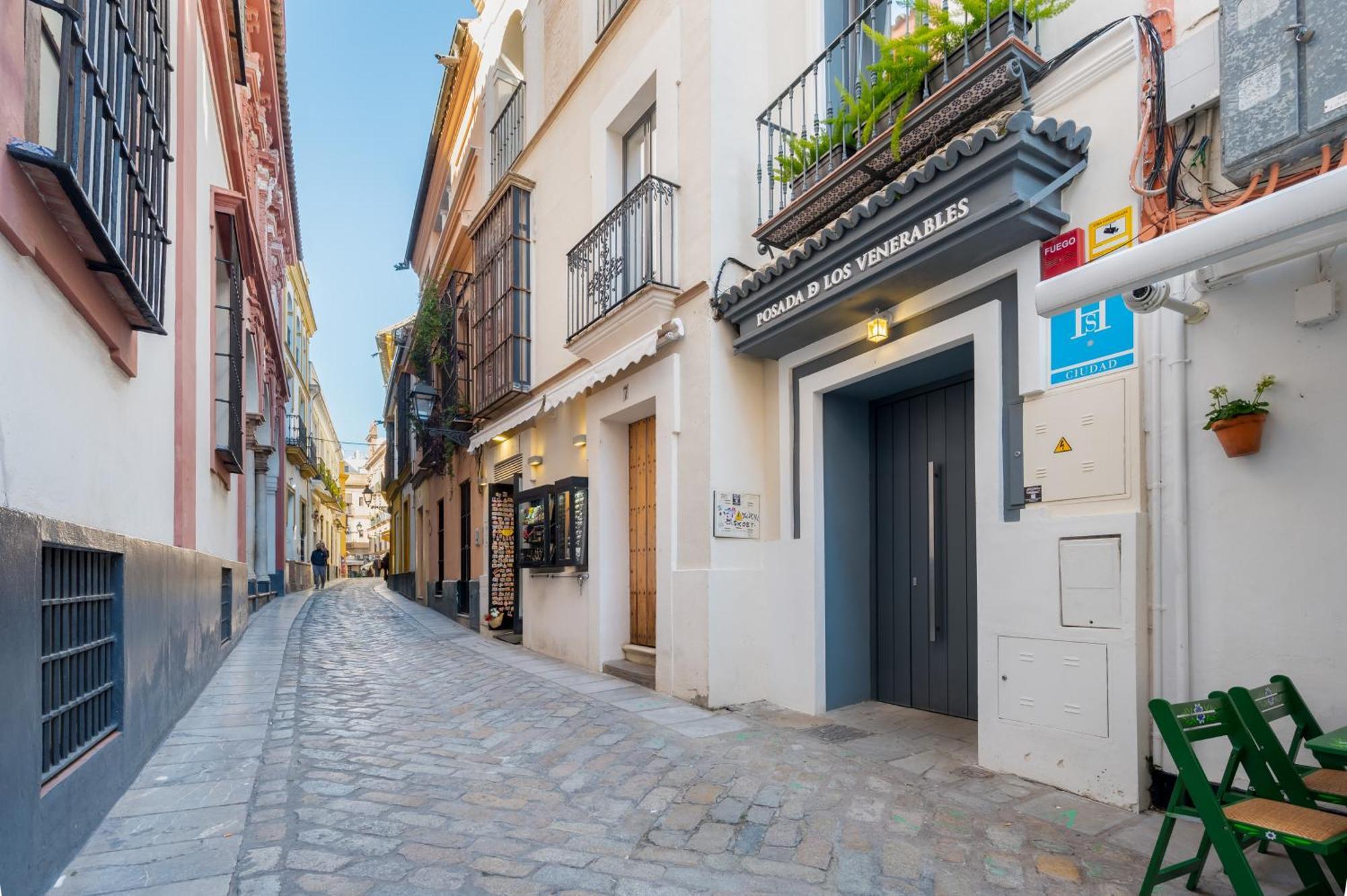 Posada De Los Venerables Sevilla Bagian luar foto