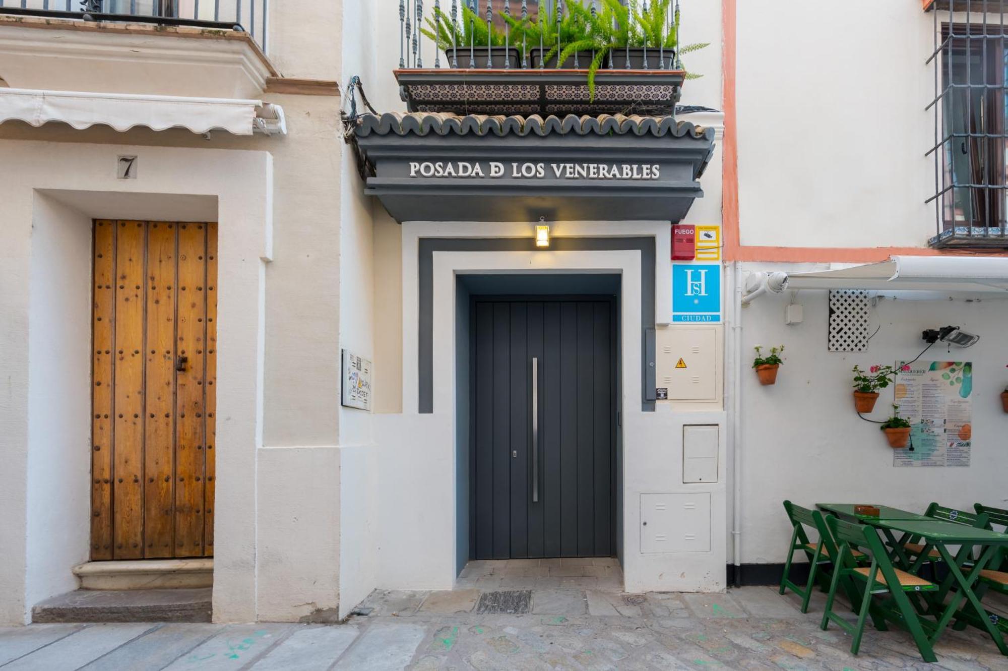 Posada De Los Venerables Sevilla Bagian luar foto